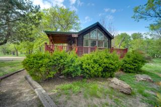 Cozy Fredericksburg Cabin with Shared Hot Tub! - 8