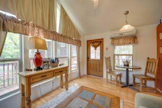 Cozy Fredericksburg Cabin with Shared Hot Tub! - 5