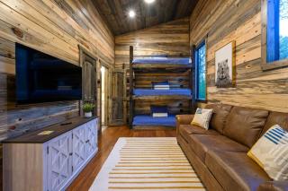 Brand New Luxury 2 Bedroom with Loft and Spa Sleeps 10 - Broken Bow - 6