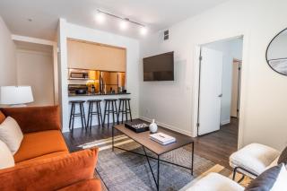 Spacious 2BR Near Santa Monica Beach, Walk Everywhere! - Los Angeles - 4