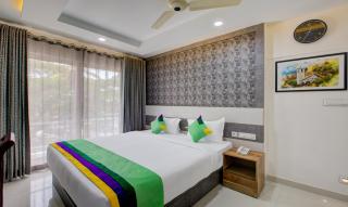 Treebo Love Shore Residency, 290 M From Lakeshore Hospital - Cochin - 0