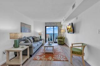 Beachfront, Spacious King Suite with Resort Access, Free Parking! - Myrtle Beach - 7