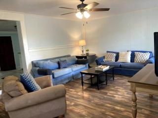 Tucked Away Newly Renovated 2 Bedroom/ 1 Bath Sleeps 8 - Beaufort - 7