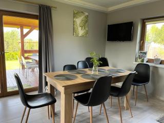 Domek z kominkiem nad jeziorem z jacuzzi ogrodowym - Sumowo - 3