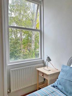 Amazing holidays home with a terrace - London - 3