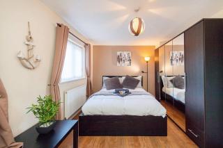 *Superb Location* Large 4 Bedroom City Centre Home - 8