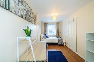 *Superb Location* Large 4 Bedroom City Centre Home - 5