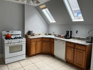 Bright, big family escape, W/parking, dogs welcome - Oak Park - 3