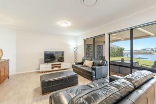Dolphin Waters - Waterfront Delight - Yamba - 5
