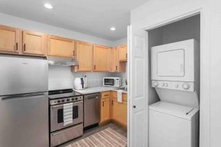 Private Newly Renovated Studio w private Parking! - Portland - 3