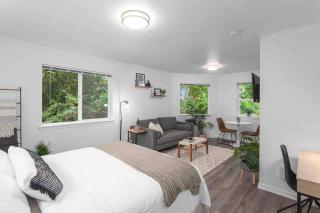 Private Newly Renovated Studio w private Parking! - Portland - 4