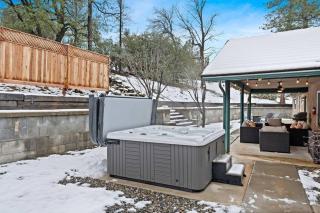 Country Club Hideout - w/ HotTub, King bed - Oakhurst - 2