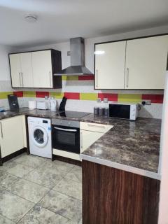 City Centre 2 Bed 2 Bath 5 guest with Cheapest overnight Car park Entrepreneur Stays - 3