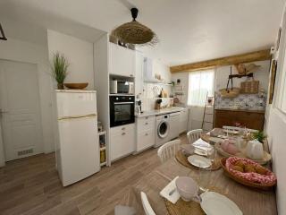 Charming Air-Conditioned One-Bedroom 150m from Cavalière Beach - 9