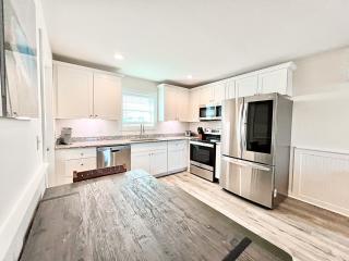Adjacent 2nd Floor, 204 Queen & 205 Queen - Surf City - 9