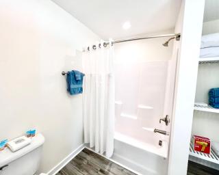 Saltwater Adjacent Suites 107 queen 108 king - Surf City - 5