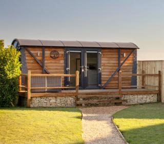 Yew Lodge - Shepherd's Hut Railway Carriage with "Hot Tub" - Sleeps 4 - Escape Completely! - 9