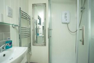 Yew Lodge - Shepherd's Hut Railway Carriage with "Hot Tub" - Sleeps 4 - Escape Completely! - 4