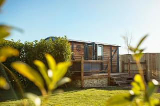 Yew Lodge - Shepherd's Hut Railway Carriage with "Hot Tub" - Sleeps 4 - Escape Completely! - 0