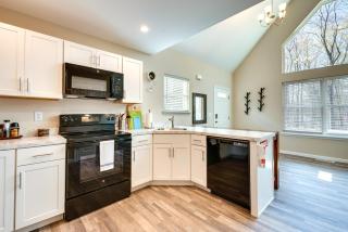 Hike and Ski Pocono Lake Home with Community Perks! - Pocono Lake - 9