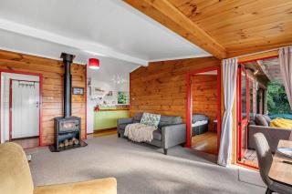 Lakeside Lookout - Lake Tarawera Holiday Home - Lake Tarawera - 2