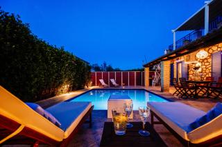 Villa Rosemarie - Luxurious Villa with Pool Just Steps Away from the Sea - Psarou - 0