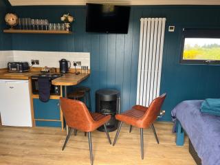 Redfox Shepherds hut and private hot tub - Ballynameen - 8