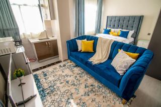 Lux Suites Royal Gardens Studio Apartments - 3