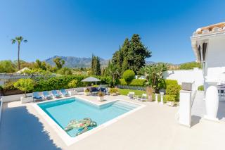Modern villa with Heated Pool & BBQ Next to the Beach - Marbella - 5