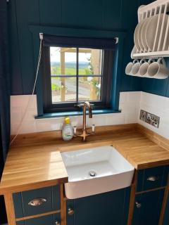 Redfox Shepherds hut and private hot tub - Ballynameen - 4