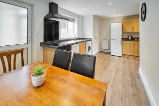 Host & Stay - Greens Yard House - 4