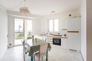 Beachfront Luxurious Newly Built 2-Bed Flat with Stunning Sea Views & Terrace - 9