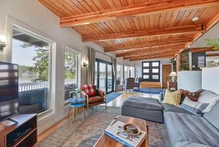Huvila Haven Lake Front Home with Dock and Hot Tub - - 2