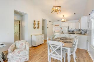 Charming Oak Island Home 1 Mi to Beach! - Oak Island - 8