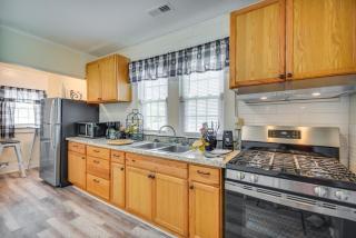 Charming Newport News Cottage Less Than 1 Mi to Ocean! - Hampton - 1