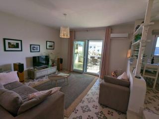Comfortable 2-bedroom Apartment with balcony & port view - Adamas - 4