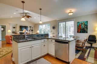 4 Mi to Fenwick Island Home with Pool Access and Deck - Selbyville - 2