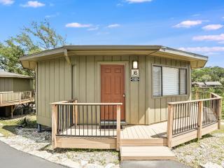 Treehouse Bungalow With Community Poolhot Tub 16 - Lakeway - 0