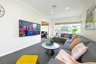 Doncaster Renovated 5BD/4BR Brick Home Parking WiFi - 5