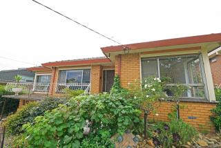 Doncaster Renovated 5BD/4BR Brick Home Parking WiFi - 4