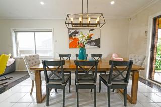 Doncaster Renovated 5BD/4BR Brick Home Parking WiFi - 9