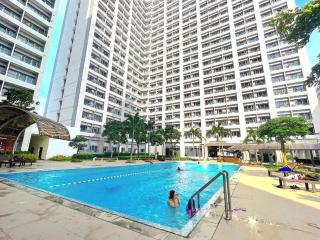 Stunning 1BR Balcony Pool view W/ Wi-Fi Grace Res - Manila - 2