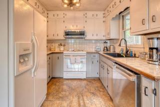 Luxury Chalet on 50 Acres, Hot Tub, Game Room, Mountain View & seasonal spring - Mineral Bluff - 2
