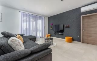A lovely poolside villa in Krnica ideal for family - Krnica - 1