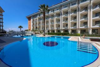 Ramada Hotel & Suites by Wyndham Kusadasi - Kuşadası - 6