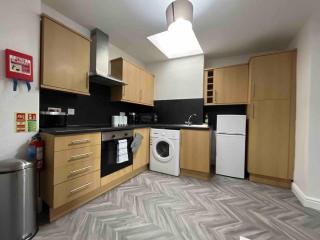 Modern 2 BR Flat in Town Centre - 4