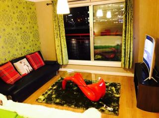 Glasgow City Centre Flat with River Views and Parking - 6