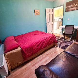 2 Bedroom w/shower flat, ALL TO YOU, not shared - Brentford - 6