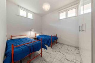 Beachfront Haven Sleeps 8 maximum 9 Sea Views terrace and high speed Wi-Fi - 4