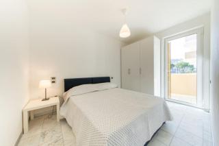 Beachfront Haven Sleeps 8 maximum 9 Sea Views terrace and high speed Wi-Fi - 8